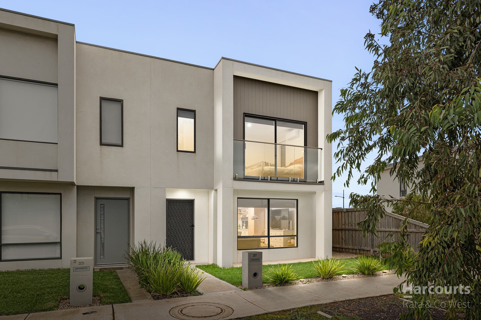 Modern Comfort & Low-Maintenance Living in the Heart of Thornhill Park